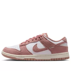 Nike Dunk Low Rose Whisper Gold Mini Swoosh dámske nízke streetové tenisky zlaté — produktová fotografia na bielom pozadí, bočný pohľad