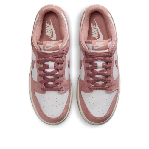 Nike Dunk Low Rose Whisper Gold Mini Swoosh dámske nízke streetové tenisky zlaté — produktová fotografia na bielom pozadí, bočný pohľad