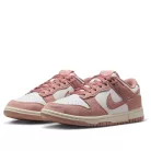 Nike Dunk Low Rose Whisper Gold Mini Swoosh dámske nízke streetové tenisky zlaté — produktová fotografia na bielom pozadí, bočný pohľad