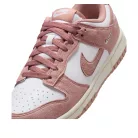 Nike Dunk Low Rose Whisper Gold Mini Swoosh dámske nízke streetové tenisky zlaté — produktová fotografia na bielom pozadí, bočný pohľad