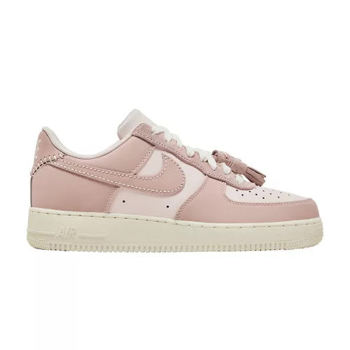 Nike Air Force 1 Low Pink Oxford Tassels dámske nízke streetové tenisky ružové — produktová fotografia na bielom pozadí, bočný pohľad