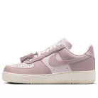 Nike Air Force 1 Low Pink Oxford Tassels dámske nízke streetové tenisky ružové — produktová fotografia na bielom pozadí, bočný pohľad