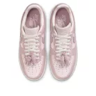 Nike Air Force 1 Low Pink Oxford Tassels dámske nízke streetové tenisky ružové — produktová fotografia na bielom pozadí, bočný pohľad