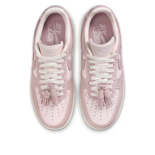 Nike Air Force 1 Low Pink Oxford Tassels dámske nízke streetové tenisky ružové — produktová fotografia na bielom pozadí, bočný pohľad