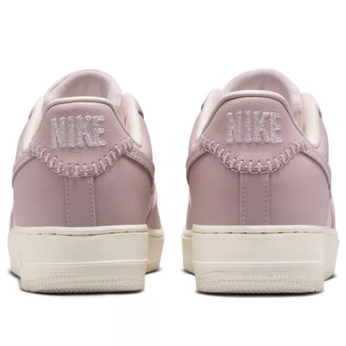 Nike Air Force 1 Low Pink Oxford Tassels dámske nízke streetové tenisky ružové — produktová fotografia na bielom pozadí, bočný pohľad