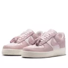 Nike Air Force 1 Low Pink Oxford Tassels dámske nízke streetové tenisky ružové — produktová fotografia na bielom pozadí, bočný pohľad