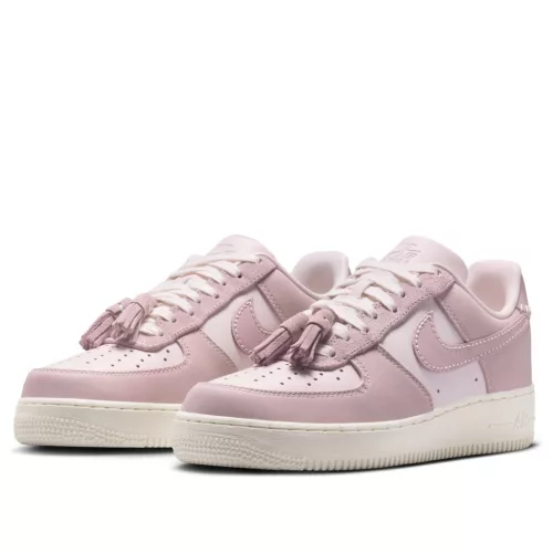 Nike Air Force 1 Low Pink Oxford Tassels dámske nízke streetové tenisky ružové — produktová fotografia na bielom pozadí, bočný pohľad