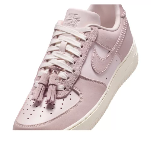 Nike Air Force 1 Low Pink Oxford Tassels dámske nízke streetové tenisky ružové — produktová fotografia na bielom pozadí, bočný pohľad
