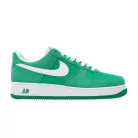 Nike Air Force 1 Low '07 SK8 Stadium Green nízke streetové tenisky zelené — produktová fotografia na bielom pozadí, bočný pohľad