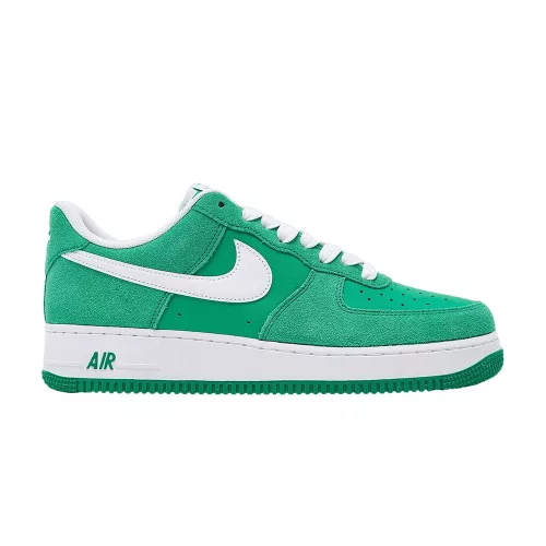 Nike Air Force 1 Low '07 SK8 Stadium Green nízke streetové tenisky zelené — produktová fotografia na bielom pozadí, bočný pohľad