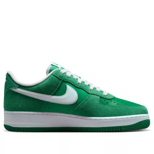Nike Air Force 1 Low '07 SK8 Stadium Green nízke streetové tenisky zelené — produktová fotografia na bielom pozadí, bočný pohľad