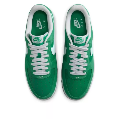 Nike Air Force 1 Low '07 SK8 Stadium Green nízke streetové tenisky zelené — produktová fotografia na bielom pozadí, bočný pohľad
