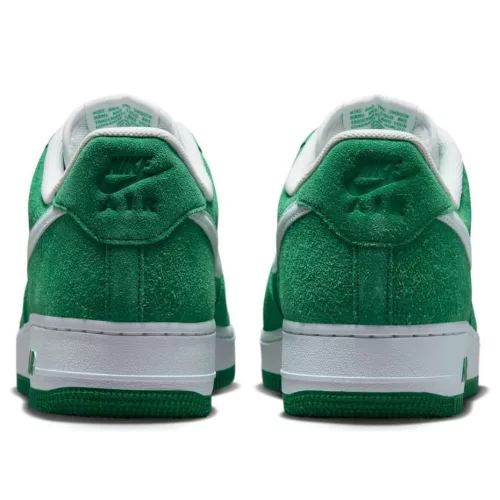 Nike Air Force 1 Low '07 SK8 Stadium Green nízke streetové tenisky zelené — produktová fotografia na bielom pozadí, bočný pohľad