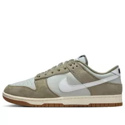 Nike Dunk Low Retro SE Light Silver Light Army Sail White nízke streetové tenisky strieborné-lomené biele — produktová fotografia na bielom pozadí, bočný pohľad