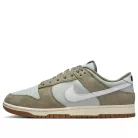 Nike Dunk Low Retro SE Light Silver Light Army Sail White nízke streetové tenisky strieborné-lomené biele — produktová fotografia na bielom pozadí, bočný pohľad