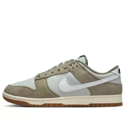 Nike Dunk Low Retro SE Light Silver Light Army Sail White nízke streetové tenisky strieborné-lomené biele — produktová fotografia na bielom pozadí, bočný pohľad