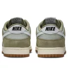 Nike Dunk Low Retro SE Light Silver Light Army Sail White nízke streetové tenisky strieborné-lomené biele — produktová fotografia na bielom pozadí, bočný pohľad