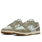 Nike Dunk Low Retro SE Light Silver Light Army Sail White nízke streetové tenisky strieborné-lomené biele — produktová fotografia na bielom pozadí, bočný pohľad