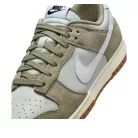 Nike Dunk Low Retro SE Light Silver Light Army Sail White nízke streetové tenisky strieborné-lomené biele — produktová fotografia na bielom pozadí, bočný pohľad