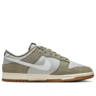 Nike Dunk Low Retro SE Light Silver Light Army Sail White nízke streetové tenisky strieborné-lomené biele — produktová fotografia na bielom pozadí, bočný pohľad