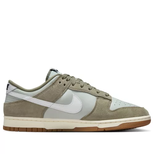 Nike Dunk Low Retro SE Light Silver Light Army Sail White nízke streetové tenisky strieborné-lomené biele — produktová fotografia na bielom pozadí, bočný pohľad