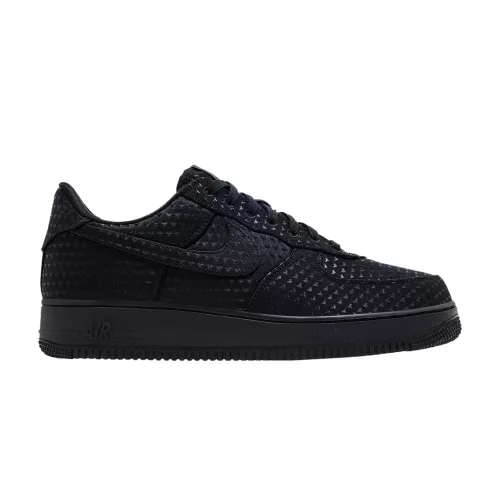 Nike Air Force 1 Low Valentine's Day Black (2026) nízke streetové tenisky čierne — produktová fotografia na bielom pozadí, bočný pohľad