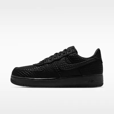 Nike Air Force 1 Low Valentine's Day Black (2026) nízke streetové tenisky čierne — produktová fotografia na bielom pozadí, bočný pohľad