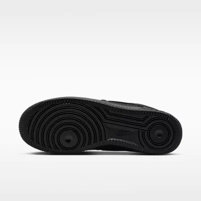 Nike Air Force 1 Low Valentine's Day Black (2026) nízke streetové tenisky čierne — produktová fotografia na bielom pozadí, bočný pohľad