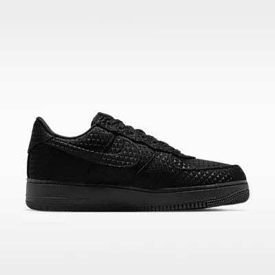 Nike Air Force 1 Low Valentine's Day Black (2026) nízke streetové tenisky čierne — produktová fotografia na bielom pozadí, bočný pohľad