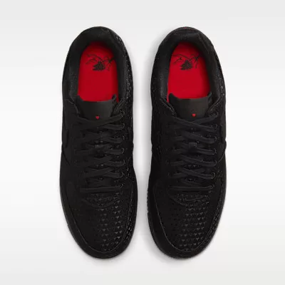 Nike Air Force 1 Low Valentine's Day Black (2026) nízke streetové tenisky čierne — produktová fotografia na bielom pozadí, bočný pohľad