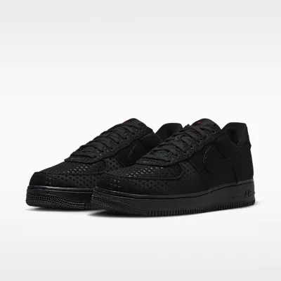 Nike Air Force 1 Low Valentine's Day Black (2026) nízke streetové tenisky čierne — produktová fotografia na bielom pozadí, bočný pohľad