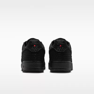 Nike Air Force 1 Low Valentine's Day Black (2026) nízke streetové tenisky čierne — produktová fotografia na bielom pozadí, bočný pohľad