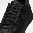 Nike Air Force 1 Low Valentine's Day Black (2026) nízke streetové tenisky čierne — produktová fotografia na bielom pozadí, bočný pohľad