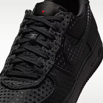 Nike Air Force 1 Low Valentine's Day Black (2026) nízke streetové tenisky čierne — produktová fotografia na bielom pozadí, bočný pohľad