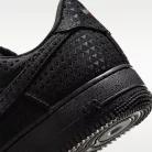 Nike Air Force 1 Low Valentine's Day Black (2026) nízke streetové tenisky čierne — produktová fotografia na bielom pozadí, bočný pohľad