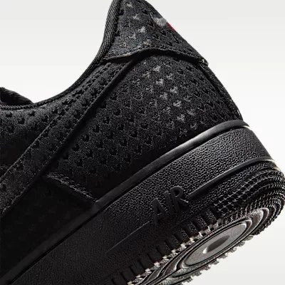 Nike Air Force 1 Low Valentine's Day Black (2026) nízke streetové tenisky čierne — produktová fotografia na bielom pozadí, bočný pohľad