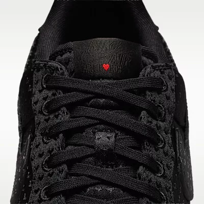 Nike Air Force 1 Low Valentine's Day Black (2026) nízke streetové tenisky čierne — produktová fotografia na bielom pozadí, bočný pohľad