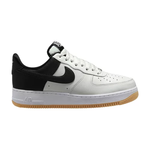Nike Air Force 1 Low '07 LV8 White Black Metallic Silver nízke streetové tenisky biele-čierne — produktová fotografia na bielom pozadí, bočný pohľad
