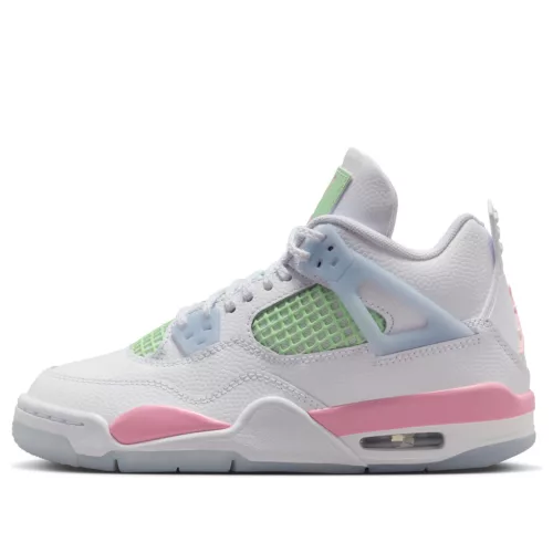 Jordan 4 Retro Valentine's Day (2026) detské nízke streetové tenisky — produktová fotografia na bielom pozadí, bočný pohľad