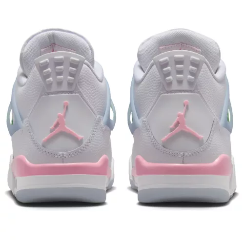Jordan 4 Retro Valentine's Day (2026) detské nízke streetové tenisky — produktová fotografia na bielom pozadí, bočný pohľad