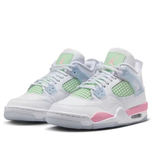 Jordan 4 Retro Valentine's Day (2026) detské nízke streetové tenisky — produktová fotografia na bielom pozadí, bočný pohľad