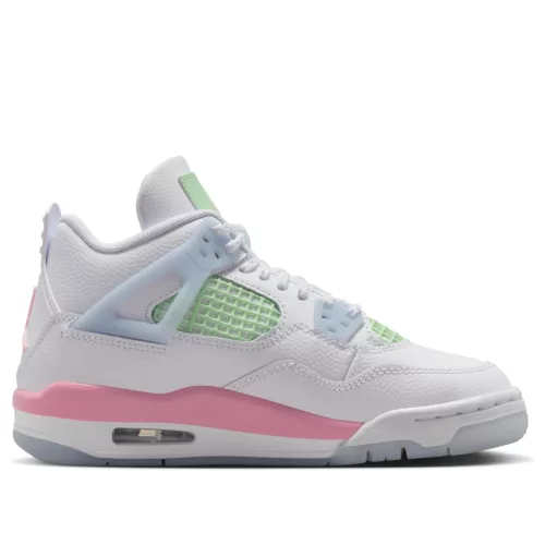 Jordan 4 Retro Valentine's Day (2026) detské nízke streetové tenisky — produktová fotografia na bielom pozadí, bočný pohľad