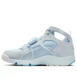Nike Air Trainer Huarache Blue Tint nízke streetové tenisky modré — produktová fotografia na bielom pozadí, bočný pohľad