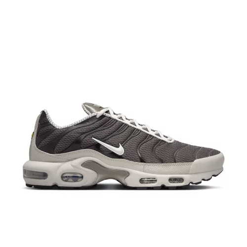 Nike Air Max Plus Year of The Snake nízke streetové tenisky — produktová fotografia na bielom pozadí, bočný pohľad