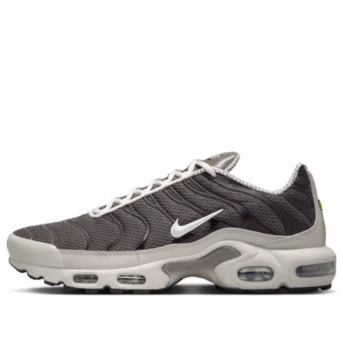 Nike Air Max Plus Year of The Snake nízke streetové tenisky — produktová fotografia na bielom pozadí, bočný pohľad