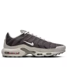 Nike Air Max Plus Year of The Snake nízke streetové tenisky — produktová fotografia na bielom pozadí, bočný pohľad
