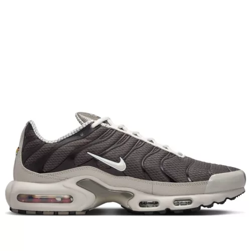 Nike Air Max Plus Year of The Snake nízke streetové tenisky — produktová fotografia na bielom pozadí, bočný pohľad