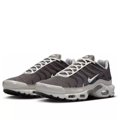 Nike Air Max Plus Year of The Snake nízke streetové tenisky — produktová fotografia na bielom pozadí, bočný pohľad