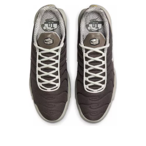 Nike Air Max Plus Year of The Snake nízke streetové tenisky — produktová fotografia na bielom pozadí, bočný pohľad