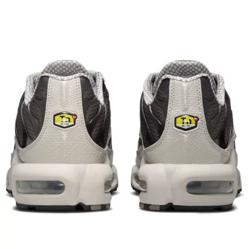 Nike Air Max Plus Year of The Snake nízke streetové tenisky — produktová fotografia na bielom pozadí, bočný pohľad